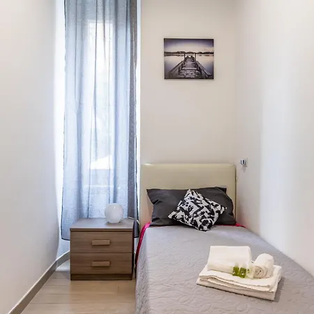 Guesthost - Alice Garden Appartement La Spezia