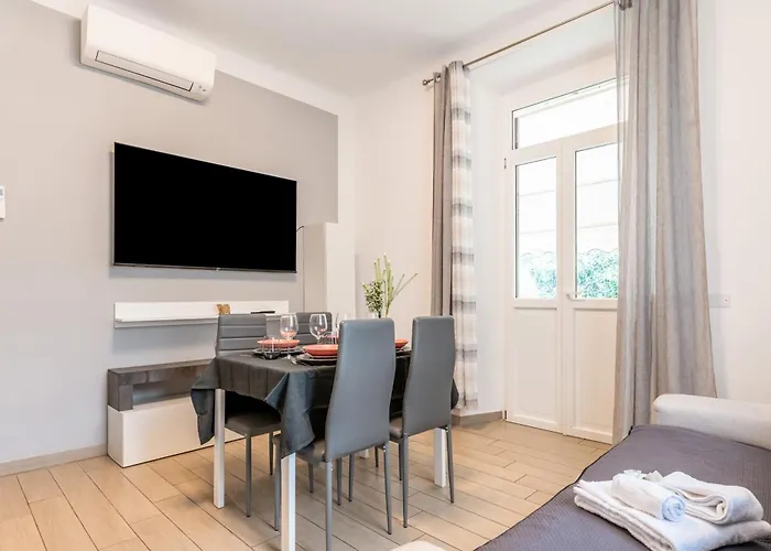 Guesthost - Alice Garden